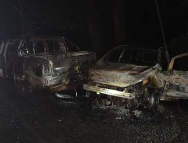 Desconocidos queman dos vehículos y luego disparan a carabineros que custodiaban un inmueble en Ercilla