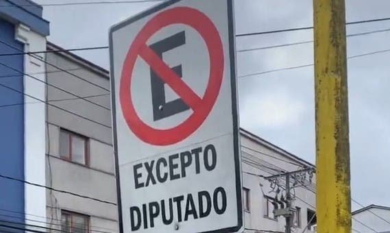Parlamentario de Puerto Montt retiró un letrero de estacionamiento "excepto diputado" en el centro de la ciudad