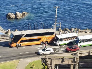 13 lesionados deja choque de micro con bus en la Av. España de Viña del Mar: máquina de Pullman Bus está en panne desde el domingo