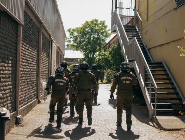 12 detenidos dejan desórdenes en el exterior del Liceo Confederación Suiza: sujetos lanzaron bombas molotov a Carabineros