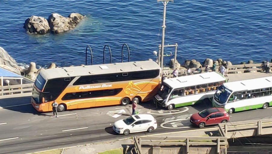 13 lesionados deja choque de micro con bus en la Av. España de Viña del Mar: máquina de Pullman Bus está en panne desde el domingo