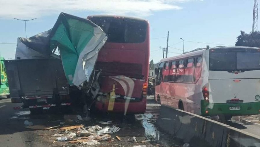 Alta congestión genera colisión de alta energía entre un bus interurbano y camión en sector de Rengo