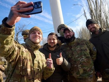 "Es el principio del fin de la guerra": Zelensky visita la liberada ciudad de Jersón tras la retirada de las tropas de Rusia
