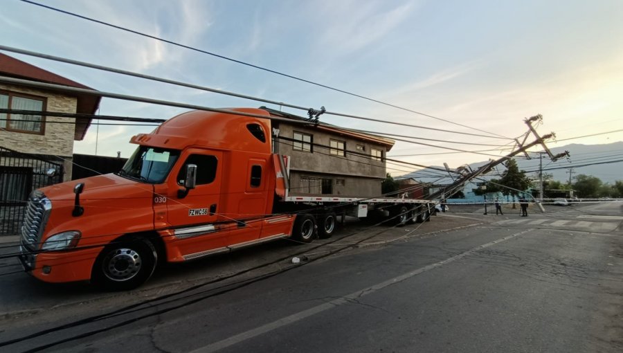 Camión derribó seis postes y dejó sin servicio eléctrico a importante sector de San Joaquín