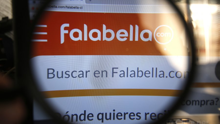 Sernac advierte "riesgo a la salud" de los consumidores por zapatos comercializados a través de Falabella