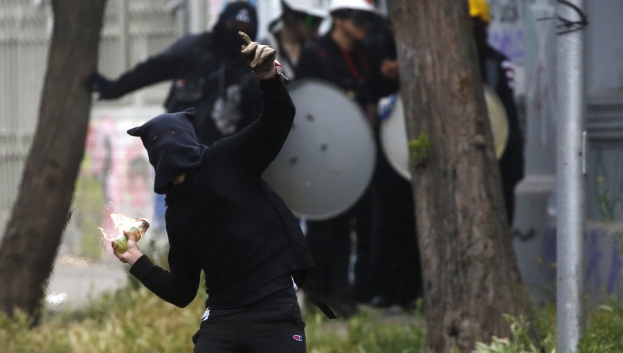 Nuevos incidentes en el exterior del Liceo de Aplicación: sujetos lanzaron bombas molotov y petardos