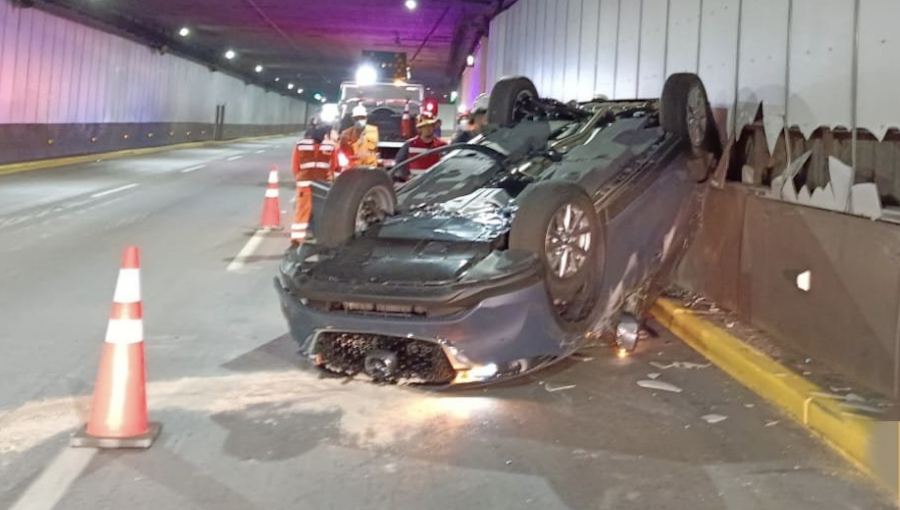 Auto recién comprado fue robado por delincuentes en la Costanera Norte: tras huir, protagonizaron accidente y terminaron volcando