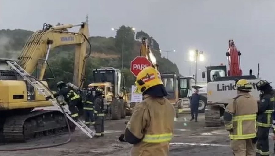 Incendio de retroexcavadora interrumpió el tránsito vehicular en la costanera que une Concepción con Talcahuano