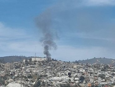 Incendio consumió completamente una vivienda en sector del cerro Las Cañas de Valparaíso