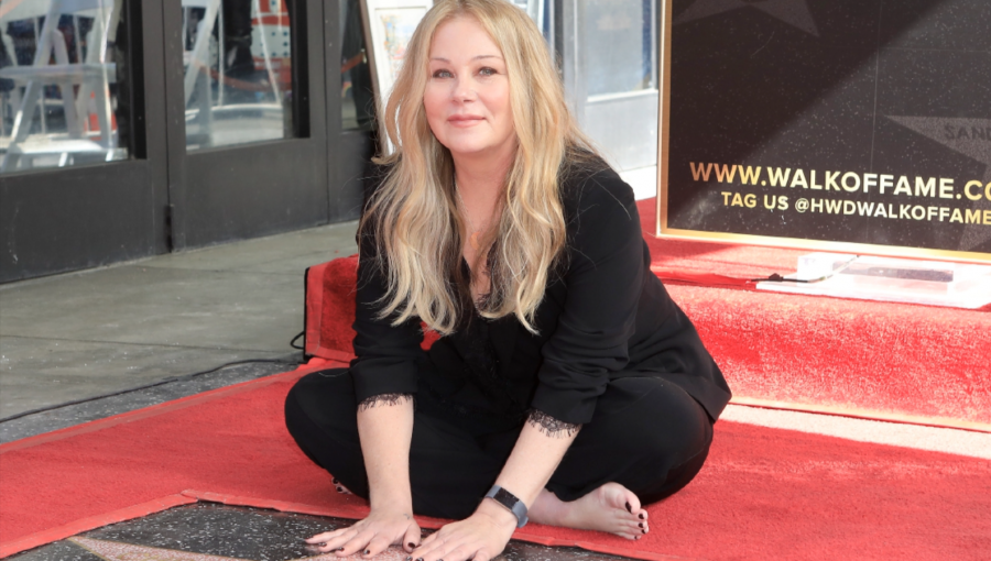 “Los bastones son parte de mi nueva normalidad”: Christina Applegate recibió su estrella en el Paseo de la fama donde abordó su esclerosis múltiple