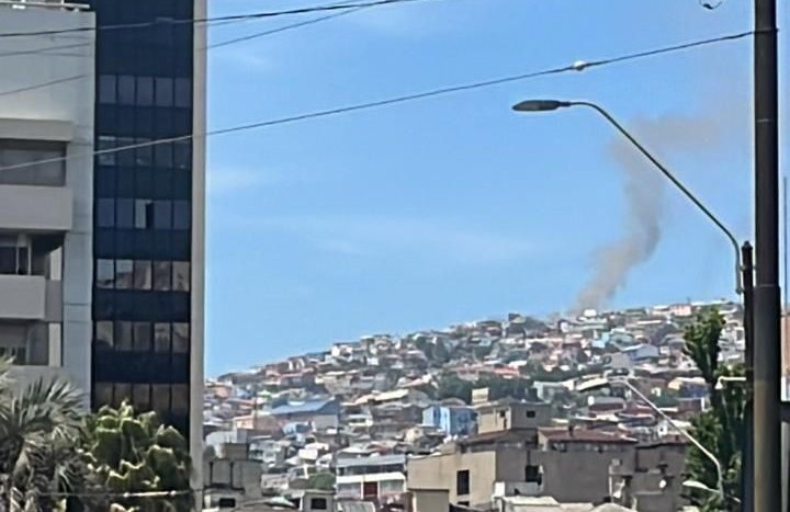 Investigan intencionalidad en incendio que afectó una vivienda en el cerro Las Cañas de Valparaíso: mujer resultó con quemaduras