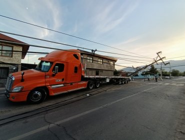 Camión derribó seis postes y dejó sin servicio eléctrico a importante sector de San Joaquín