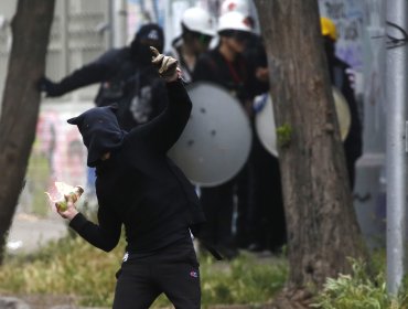 Nuevos incidentes en el exterior del Liceo de Aplicación: sujetos lanzaron bombas molotov y petardos