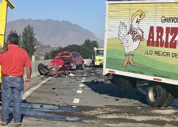 Colisión frontal de alta energía entre un camión y un vehículo particular deja dos lesionados en autopista Los Andes - San Felipe