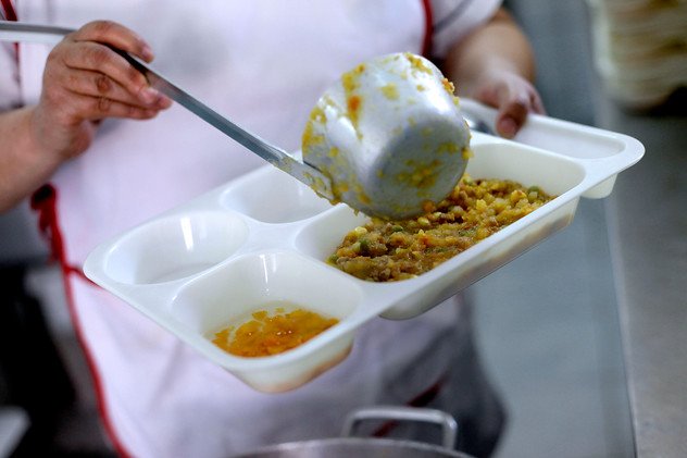 Dos manipuladoras de alimentos resultaron con quemaduras tras explosión por fuga de gas en cocina de colegio de Angol