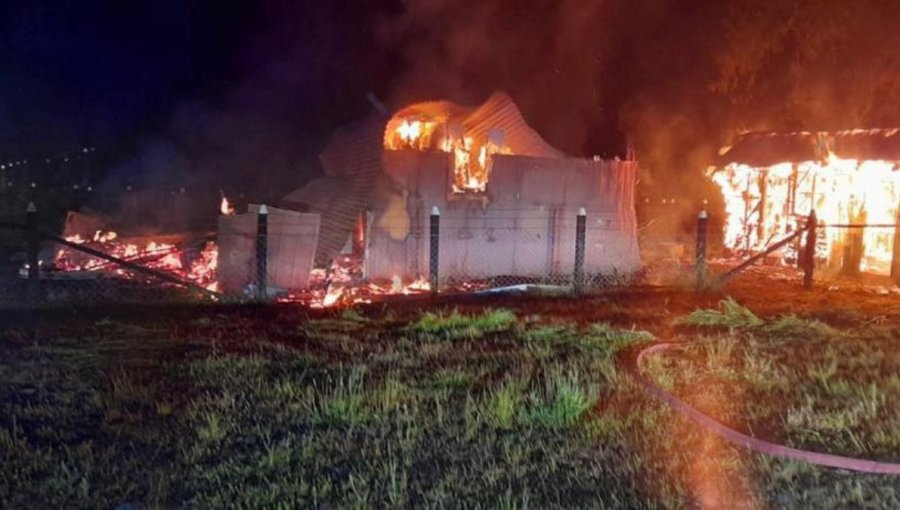 Una vivienda y una bodega fueron quemadas tras ataque incendiario en fundo de Freire
