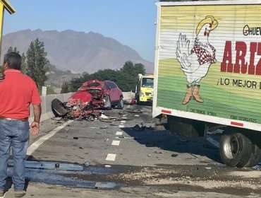 Colisión frontal de alta energía entre un camión y un vehículo particular deja dos lesionados en autopista Los Andes - San Felipe