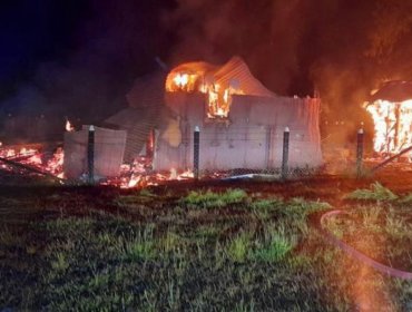 Una vivienda y una bodega fueron quemadas tras ataque incendiario en fundo de Freire