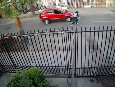 Madre y sus dos hijos sufrieron violento portonazo en La Granja: adolescente forcejeó con delincuente armado que se robó el vehículo
