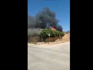 Incendio afecta a una vivienda en el sector de Castellón con Marcelino Champagnat en Villa Alemana