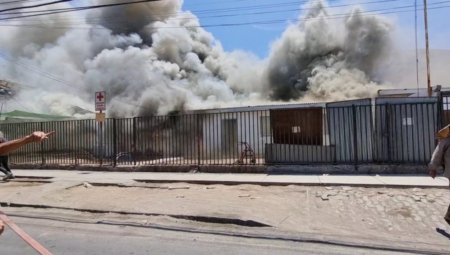 Lactante de un año y medio falleció en incendio en exsede de la Cruz Roja en Iquique: la madre quedó con quemaduras de carácter grave