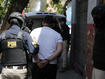 Allanamientos en domicilios de Valparaíso y Santiago permiten detener a 17 personas involucradas en casos de secuestro
