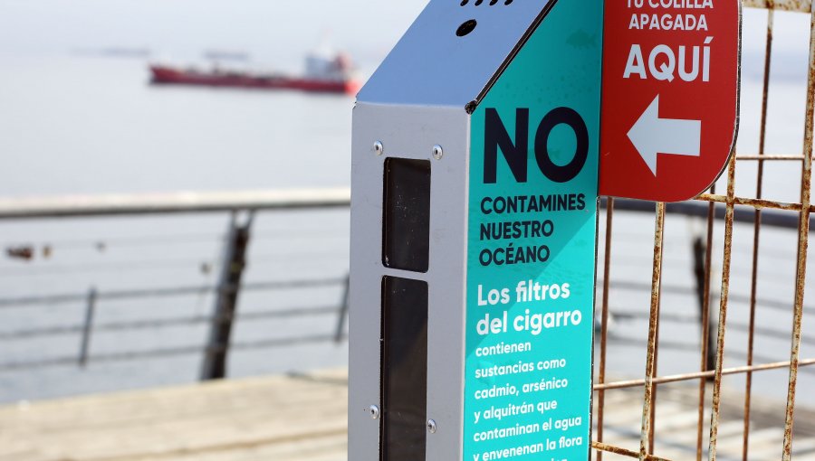 Valparaíso cuenta con nuevos receptáculos de colillas de cigarro en los muelles Barón y Prat