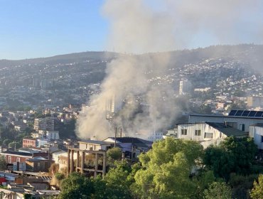 Incendio estructural afecta a una casa-habitación del cerro Cordillera de Valparaíso