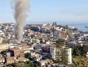 Internado en estado grave se mantiene un joven que resultó lesionado durante incendio en el cerro Cordillera de Valparaíso