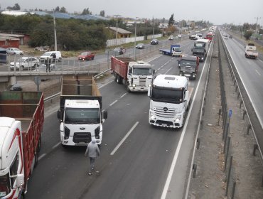 Agrupaciones de camioneros califican de "absolutamente irresponsable" anuncio de paralización de transportistas del norte