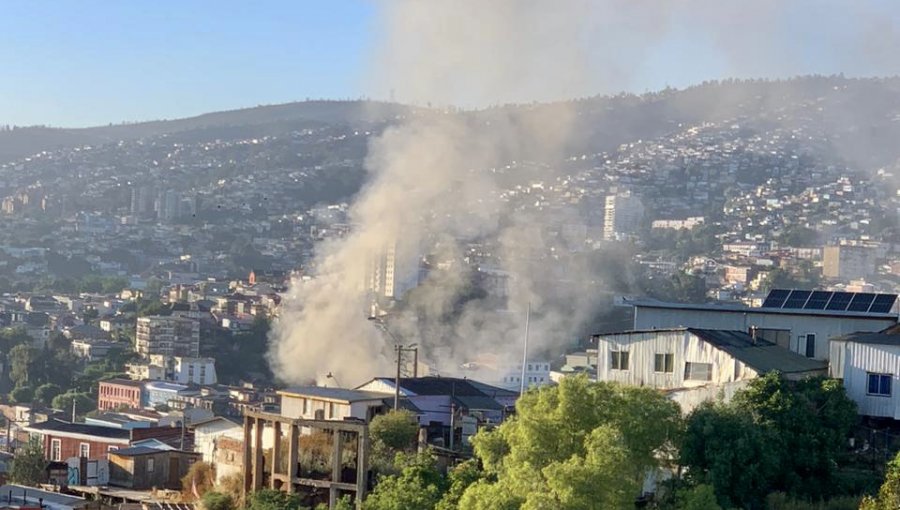 Incendio estructural afecta a una casa-habitación del cerro Cordillera de Valparaíso