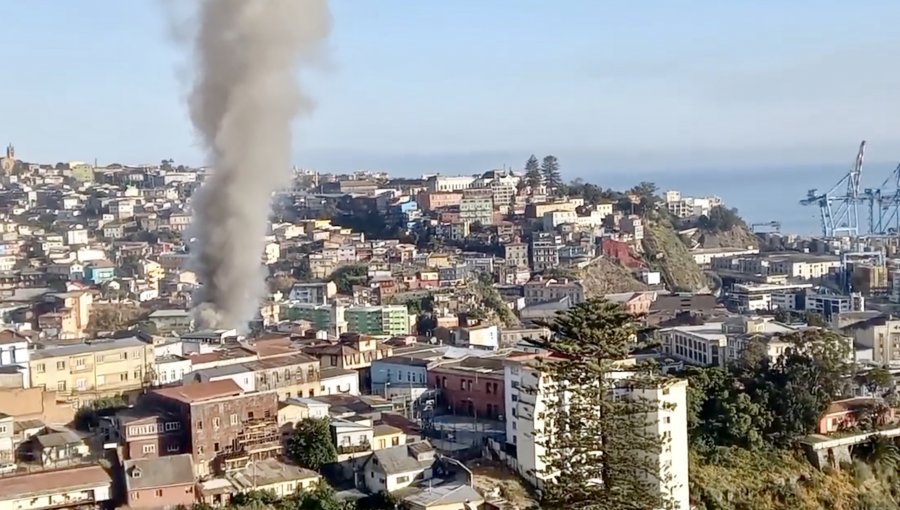 Internado en estado grave se mantiene un joven que resultó lesionado durante incendio en el cerro Cordillera de Valparaíso