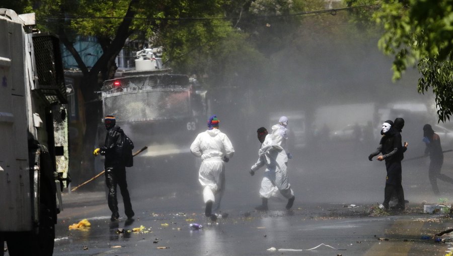 Carabineros ingresa al Liceo Barros Borgoño por incidentes y detiene a tres personas: un uniformado resultó herido