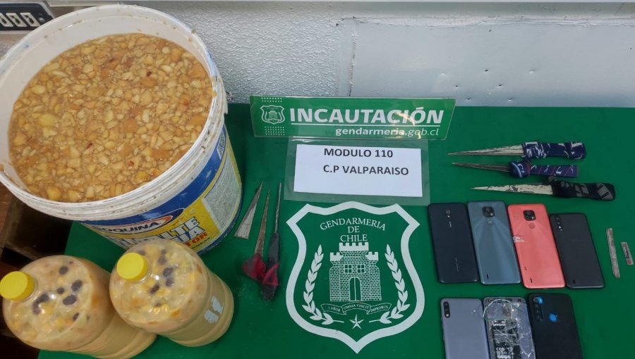 30 litros de licor artesanal fueron incautados en allanamiento a la cárcel de Valparaíso: se suman a teléfonos, armas y drogas
