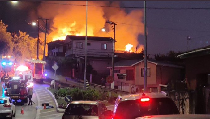 Onemi declara Alerta Roja por incendio en Tomé que ya arrasó con al menos 7 casas