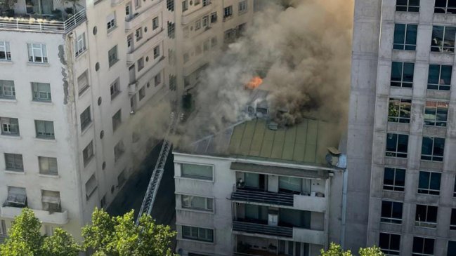 Violento incendio en edificio del centro de Santiago: Mujer de 84 años muere atrapada por las llamas