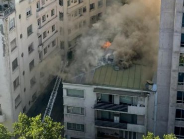 Violento incendio en edificio del centro de Santiago: Mujer de 84 años muere atrapada por las llamas