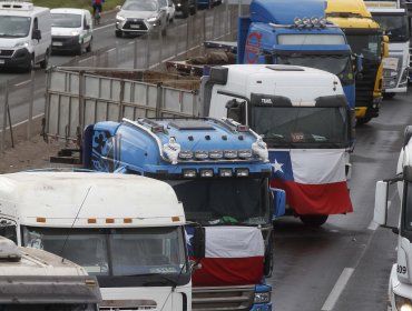 Camioneros iniciaron paro nacional y bloquean rutas en varios puntos: piden mayor seguridad y bajar precio de la bencina