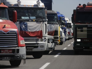 Camioneros alcanzan principio de acuerdo con el Gobierno tras reunión: precio del diésel se fijará por tres meses
