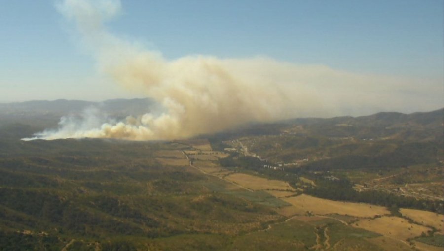 Por amenaza a viviendas: Declaran Alerta Roja para Quilpué por incendio forestal en sector Hacienda Las Palmas