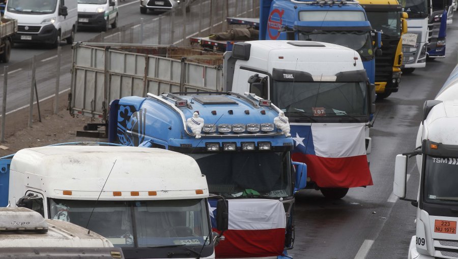 Camioneros iniciaron paro nacional y bloquean rutas en varios puntos: piden mayor seguridad y bajar precio de la bencina