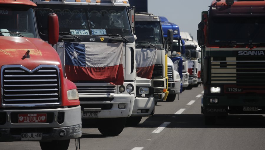 Camioneros alcanzan principio de acuerdo con el Gobierno tras reunión: precio del diésel se fijará por tres meses