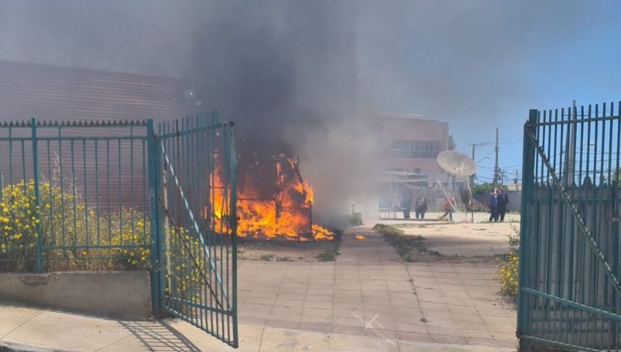 Incendio afecta a estructura al interior del Liceo Alfredo Nazar en el cerro Playa Ancha de Valparaíso