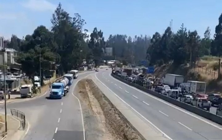 Alta congestión vehicular genera bloqueo de camioneros en ingreso a camino La Pólvora en Valparaíso