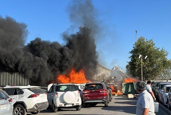 Al menos 15 vehículos quemados deja incendio al interior de una automotora en Maipú