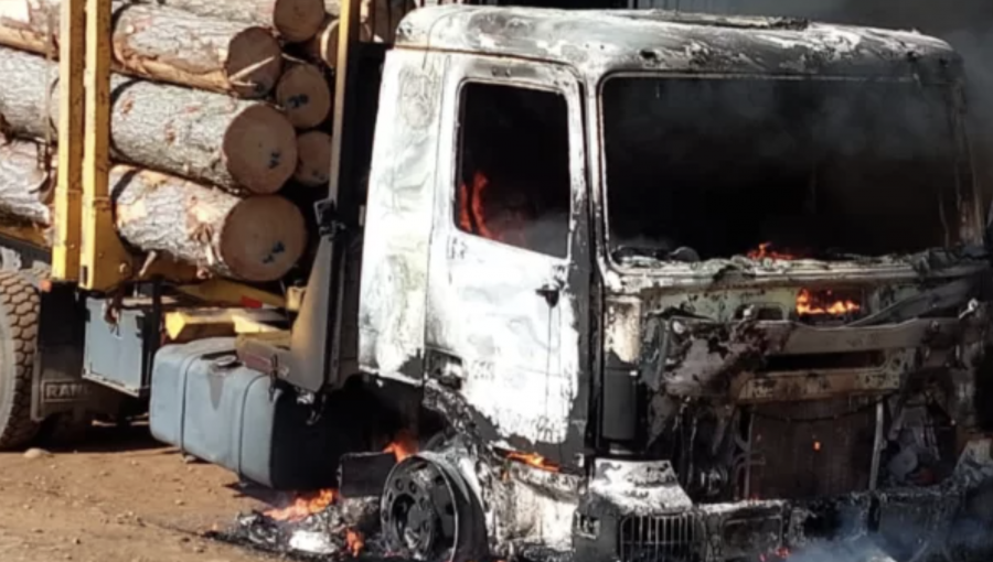 Atentado incendiario destruyó tres camiones y maquinaria en Lautaro