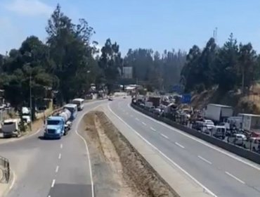 Alta congestión vehicular genera bloqueo de camioneros en ingreso a camino La Pólvora en Valparaíso