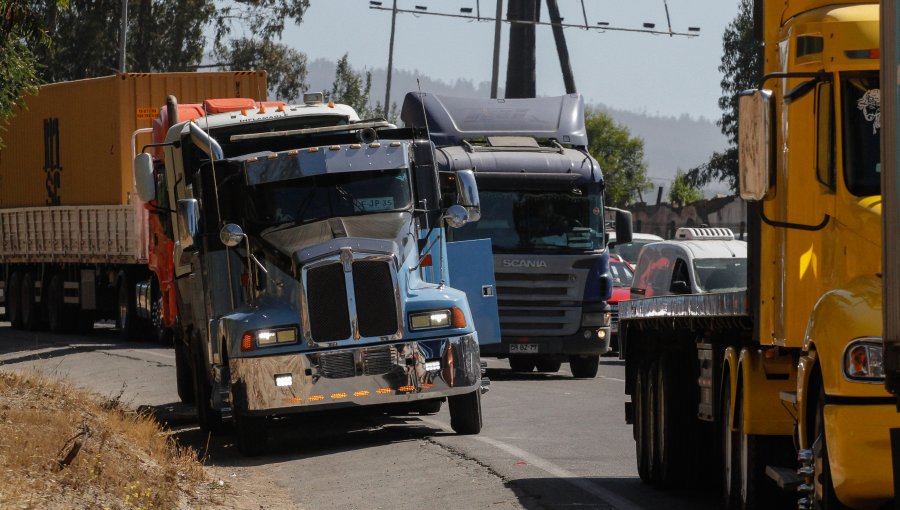 Camioneros continuarán en paro de "forma indefinida" hasta que el gobierno "atienda, evalúe y responda a nuestras demandas"