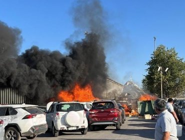 Al menos 15 vehículos quemados deja incendio al interior de una automotora en Maipú