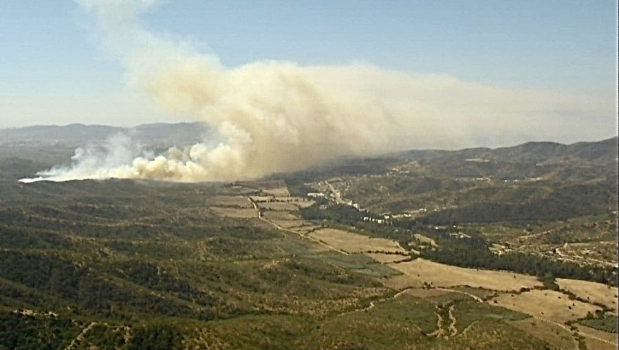 Dos incendios forestales se mantienen activos en la región de Valparaíso: emergencias en Quilpué y La Cruz han consumido 320 hectáreas
